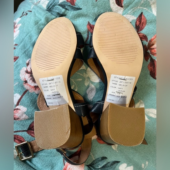 Size 37 NWT sandler navy sandals with block heels. Worn once only. - Picture 4 of 5